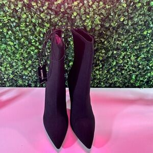 Express: Black Heeled Boots with Sleek Silhouette